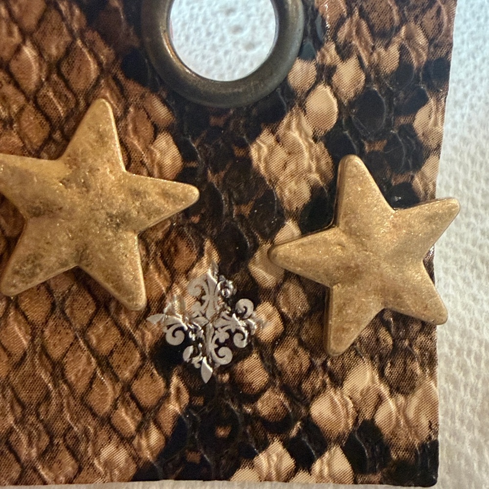 Hammered star gold earrings